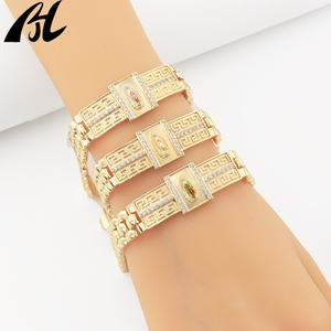 Set di Bracciali H1008 con Catena Cubana Dorata, Medaglie Smaltate della Vergine di Guadalupe e dei Santi, Design a Chiave Greca con Accenti in Cristallo - Product Image 4