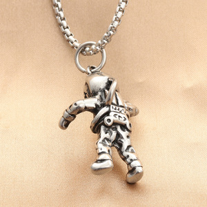 Yunnique – pendentif astronaute en acier inoxydable pour hommes, collier de style rétro Punk, design géométrique, bijoux à la mode - Product Image 2