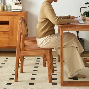 Chaise en rotin rétro Kaman avec dossier en bois massif, idéale pour restaurant, salon de thé, gîte ou usage de loisirs - Product Image 1