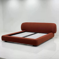 Lit double rembourré en coton et lin rouge, avec dossier enveloppant au design créatif et élégant, pour chambre principale dans une grande villa
