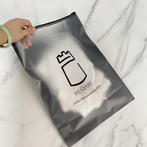 Bolsa de Plástico Negra de Lujo con Cierre, 100 Micras, Bolsa de Almacenamiento de Ropa Esmerilada con Logotipo Impreso Personalizado - Product Image 4