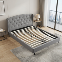 Lit capitonné moderne exclusif pour showroom, avec tête de lit incurvée en arc et cadre capitonné losanges, pour décoration résidentielle