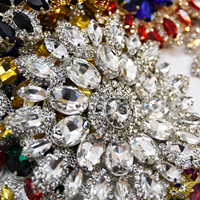 WRE-318 Keering 28 Patchs de fleurs en strass de cristal colorés à coudre sur les robes de mariée