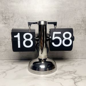 Reloj Despertador de Cuarzo Retro de Escala Pequeña con Mecanismo Interno de Acero Inoxidable, Analógico-Digital en Blanco y Negro, Estilo Art Deco con Calendario - Product Image 2