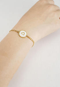 Paslanmaz çelik 18k altın kaplama küba zinciri A-Z İlk mektup beyaz siyah renkli kabuk Charm bilezik kadınlar için - Product Image 3