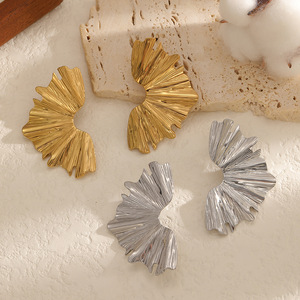 ต่างหูสตั๊ดเหล็กไทเทเนียมลายจีบสำหรับผู้หญิง 18k ทองคำเปลว สแตนเลสสตีล เครื่องประดับแฟชั่น ดีไซน์รูปใบไม้ - Product Image 3