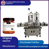 Automatische elektrische machine voor het sorteren, invoeren en afsluiten van plastic glazen flessen met fruitjam, augurken, olie, siroop en tomaten.