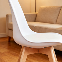 Chaise de salle à manger de style nordique en PP, chaise ergonomique avec pieds en bois massif, chaise d'appoint imperméable et résistante aux taches pour la maison et le bureau