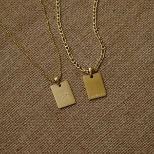 Collier en acier inoxydable plaqué or avec pendentif rectangulaire inspiré des proverbes anglais, bijoux en gros - Product Image 3