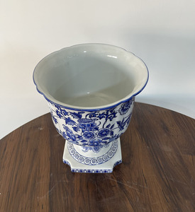 Vase Oriental en Porcelaine avec Décoration de Feuille de Fleur Bleu Cobalt Style Art Déco pour Chambre à Coucher Design Simple en Céramique - Product Image 4