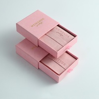 Luxe 8x8cm microfibre enveloppe Style bijoux conteneur Logo personnalisé bande en relief avec boucle d'oreille collier Bracelet pochettes cadeaux