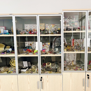 סיכות דש אמייל בהתאמה אישית מהמפעל, סיכות מתכת עם לוגו בהתאמה אישית, דג נפוח מצויר, דגים, דיג, תג אמייל. - Product Image 2