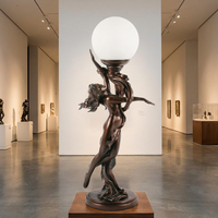 Lampe Statue de Déesse Classique en Bronze – Sculpture Figurative Moulée à la Cire Perdus avec Globe Lumineux Givré, Sculpture en Bronze