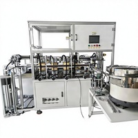 Machine automatique haute performance pour l'insertion et la scellage de sachets à bec verseur pour emballages de liquides et de pâtes, avec moteur et propulseur