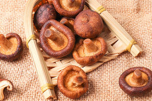 도매 저렴한 가격 200 g 탈수 표고 버섯 칩 말린 과일과 야채 진공 튀긴 버섯 간식 - Product Image 4