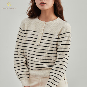 ODM elegante maglione Pullover in <span class=keywords><strong>maglia</strong></span> a righe bianche e nere con bottoni girocollo 12gg - Product Image 2