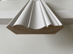 Moulures de plafond en bois de pin blanc moderne, durables, écologiques et apprêtées pour la décoration de plafonds d'hôtel - Product Image 2