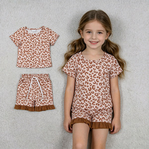 Ensembles 2 Pièces T-shirt et Short Imprimé Léopard Floral Nœuds Papillon pour Filles – Vêtements Mignons pour Bébés Filles en Gros – Prêts à Expédier (RTS) - Product Image 1