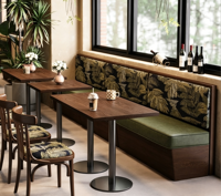 Canapé de restaurant en tissu imprimé floral au design moderne avec table en bois pour restaurant thaïlandais, café, boutique