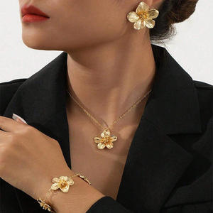 Conjunto de joyería de flores de moda de Europa y Estados Unidos, colgante de <span class=keywords><strong>estambre</strong></span> de oro caliente, collar, pulsera, pendientes, conjunto de 3 piezas - Product Image 2