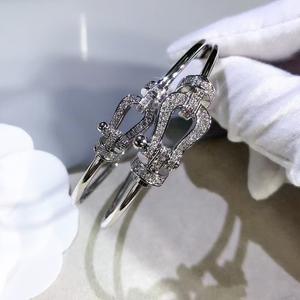 Venta al por mayor de pulsera de hebilla de herradura clásica de tamaño para mujer, pulsera chapada en oro de gama alta de lujo con luz de diamante completo en forma de U - Product Image 3