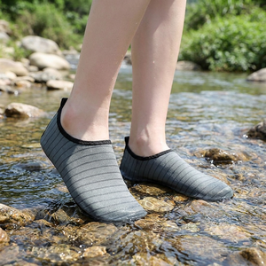 Chaussures aquatiques unisexes personnalisées à séchage rapide pour yoga et sports nautiques, chaussettes tricotées d'hiver, logo personnalisé, motif animal, design simple à enfiler - Product Image 5