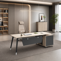 Scrivania Direzionale Moderna a L con Finitura Effetto Legno, Tavolo per Manager con Cassetti e Mobile Laterale per Progetti d'Ufficio