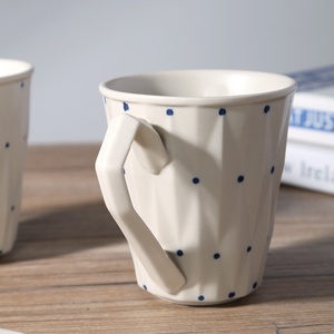 Taza de Cerámica con Diseño Nórdico en Relieve, Forma Geométrica de Rombo, Diseño Creativo Ondulado, Apta para Alimentos - Product Image 3