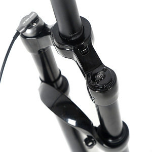 Horquilla Delantera para Bicicleta Retrospec con Cable de Control, 27.5 Pulgadas, Liberación Rápida, Suspensión con Ajuste de Rebote - Product Image 1