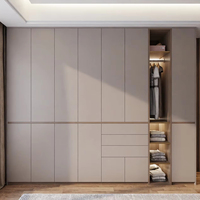 Armoire de chambre à coucher sur mesure BALOM OEM haut de gamme avec finitions en bois, étagères ouvertes et poignées dissimulées
