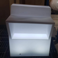 Table de bar moderne en plastique pour hôtels, usage commercial, résistante à l'eau, durable, écologique, base sur piédestal, design de forme élégante