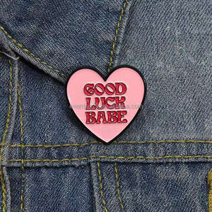 Симпатичный Металлический Эмалированный значок с мультяшным розовым сердечком и модным аксессуаром «Удачи» - Product Image 1