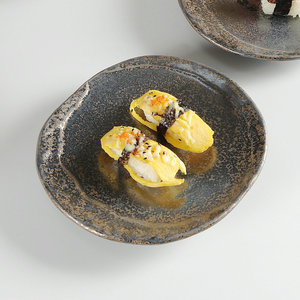 Bandeja de cerámica redonda para sushi, estilo rústico con esmalte de hierro, plato de estilo japonés para uso en restaurantes. - Product Image 4