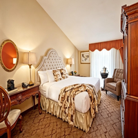 Ensemble de meubles traditionnels pour chambre d'hôtel et appartement : Tête de lit sculptée en contreplaqué, armoire, bureau, fauteuil – Projet FF&E pour chambre d'hôtes