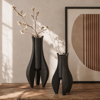 Vase sculptural géométrique en céramique noire haute avec base ouverte, fait main, écologique, pour décoration de table moderne