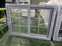Ventana corredera de tamaño personalizado de PVC con diseño de parrilla, modelo de ventanas UPVC en casa