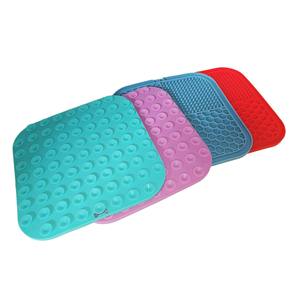 Tapis de léchage pour animaux de compagnie en silicone, bol d'alimentation lente antidérapant, qualité alimentaire, facile à nettoyer, pour chien, forme carrée rouge, usage intérieur - Product Image 5