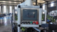 Machine de formage à froid de profilés pour cloisons sèches, personnalisable et réglable, contrôlée par PLC, entraînée par moteur, pour la réalisation de motifs gaufrés et de rainures