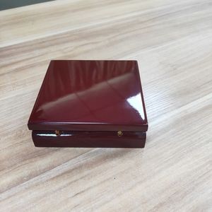 Boîte de présentation de pièces de monnaie en bois faite à la main au prix d'usine pour une présentation de cadeaux impressionnante avec impression d'estampage - Product Image 4