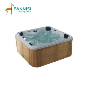 Fannisi外面的大尺寸浴缸，带扶手独立式浴缸