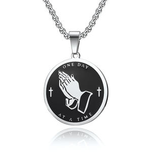 Collier en acier inoxydable avec pendentif mains en prière « Un jour à la fois », bijoux hip-hop unisexe, cadeau, chaîne à breloque ronde - Product Image 1