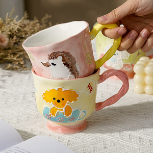Tasse à café et à petit-déjeuner en céramique sous-glaçurée, peinte à la main, motif couple chien et hérisson, avec pied haut, idéale pour un cadeau - Product Image 4
