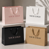 Sacs shopping en papier rouge foncé écologiques et imperméables personnalisés avec logo doré, poignée perforée pour emballage cadeau de luxe haut de gamme