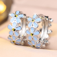 Anting Huggie Hoop Bunga Daisy Biru Bernuansa Perak, Anting Jepit Kecil Bermotif Bunga Enamel Warna-warni untuk Wanita, Perhiasan Sehari-hari