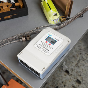 Caja de medidor de energía de prepago antifraude trifásico, medidor de KWH prepago, comunicación Modbus, pantalla LCD, precisión 1,0 montada en la pared - Product Image 2