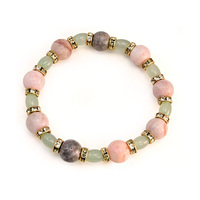 Bracelet tendance perlé avec cristaux roses naturels de forme géométrique, bijou unisexe en pierre naturelle, design de bracelet perlé.