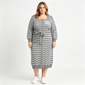 Abito Midi in Maglia Plus Size con Logo Personalizzato, Scollo Quadrato, Motivo Jacquard <span class=keywords><strong>a</strong></span> Righe Ondulate, Maniche Lunghe <span class=keywords><strong>a</strong></span> <span class=keywords><strong>Palloncino</strong></span>, Chiusura con Bottoni - Product Image 1