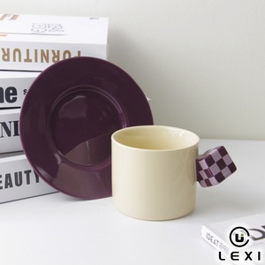 Taza de Café de Cerámica y Porcelana Morada Nórdica Moderna con Asa de Cubo de <span class=keywords><strong>Rubik</strong></span> a Cuadros, Juego Creativo con Platillo, 250ml, para Hogar y Oficina - Product Image 3
