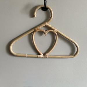 Nouveau design de vente <span class=keywords><strong>en</strong></span> gros de cintres et de supports verticaux <span class=keywords><strong>en</strong></span> <span class=keywords><strong>rotin</strong></span> naturel pour vêtements de bébé cintres pour enfants séchage de vêtements - Product Image 6