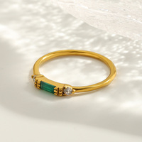 Accessoires de bijoux pour femmes en acier inoxydable tendance COOL vente en gros de bague plaquée or 18 carats avec pierre naturelle verte